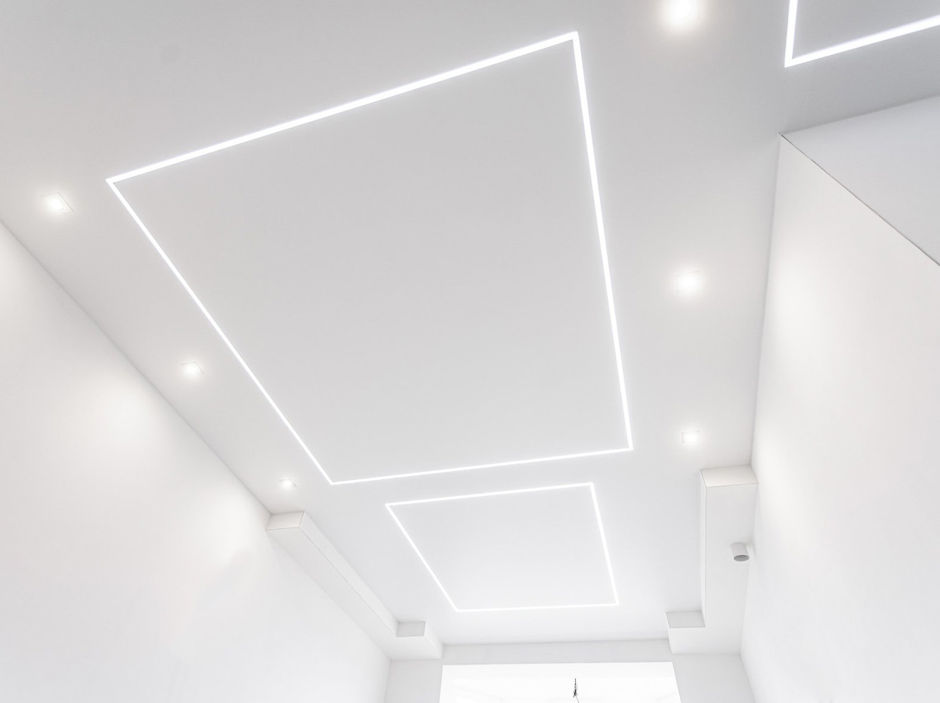 натяжной потолок современный